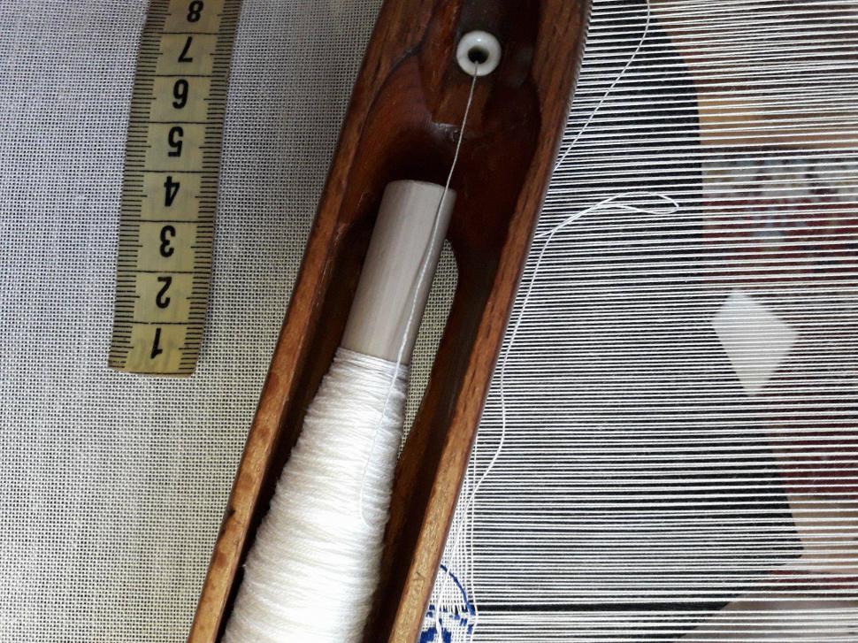 Comuna din România unde o familie crește viermi de mătase, produce borangic și țese haine tradiționale cu el: Afacerea e unică în țară 1000041