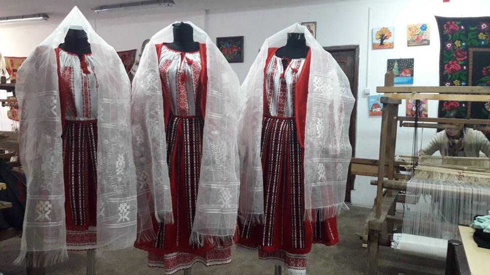 Comuna din România unde o familie crește viermi de mătase, produce borangic și țese haine tradiționale cu el: Afacerea e unică în țară 1000042