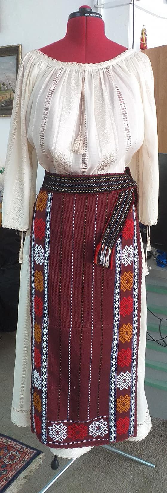 Comuna din România unde o familie crește viermi de mătase, produce borangic și țese haine tradiționale cu el: Afacerea e unică în țară 1000044