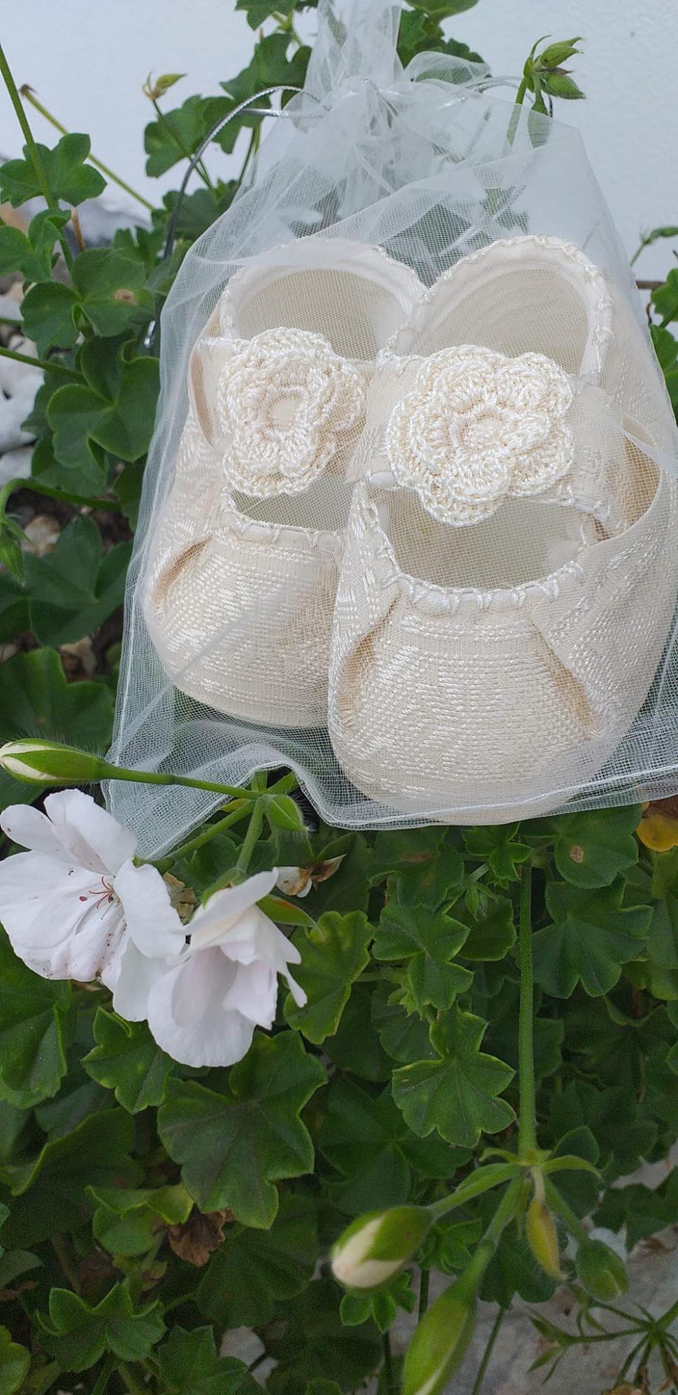 Comuna din România unde o familie crește viermi de mătase, produce borangic și țese haine tradiționale cu el: Afacerea e unică în țară 1000045