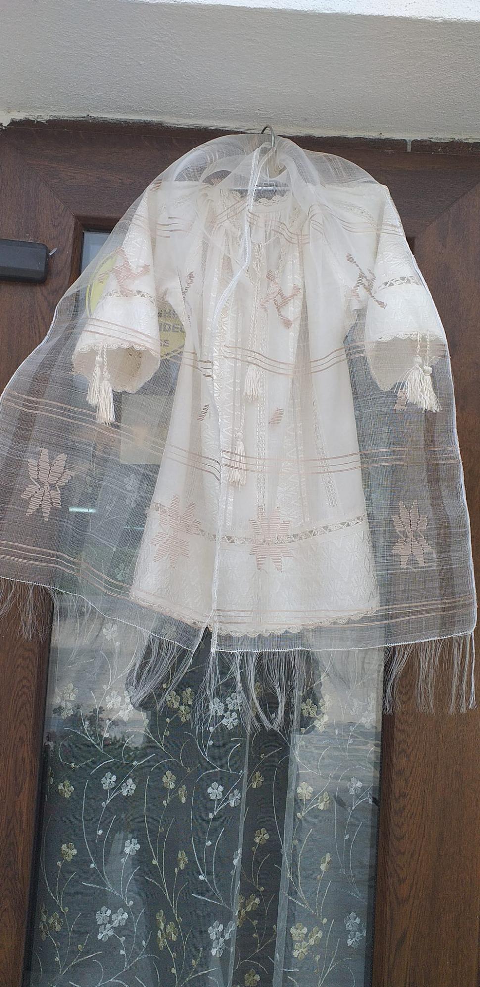 Comuna din România unde o familie crește viermi de mătase, produce borangic și țese haine tradiționale cu el: Afacerea e unică în țară 1000046