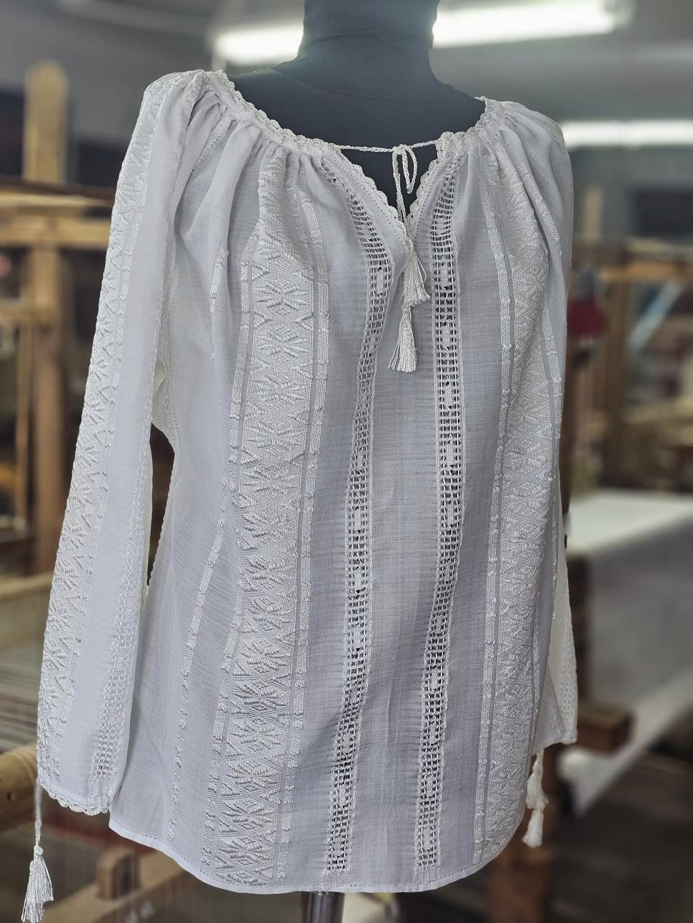 Comuna din România unde o familie crește viermi de mătase, produce borangic și țese haine tradiționale cu el: Afacerea e unică în țară 1000049