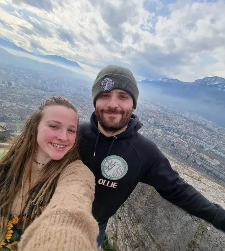 Doi tineri au decis să renunțe la joburi, curent electric și WiFi și trăiesc cu 1.500 de lei pe lună 1000008