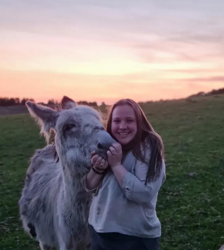 Doi tineri au decis să renunțe la joburi, curent electric și WiFi și trăiesc cu 1.500 de lei pe lună 1000009