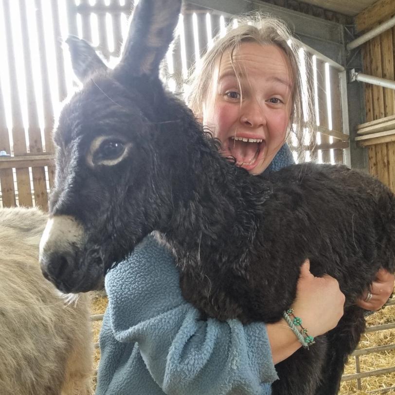 Doi tineri au decis să renunțe la joburi, curent electric și WiFi și trăiesc cu 1.500 de lei pe lună 1000010