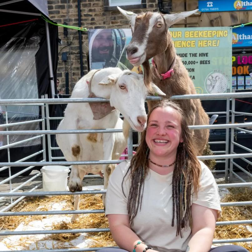 Doi tineri au decis să renunțe la joburi, curent electric și WiFi și trăiesc cu 1.500 de lei pe lună 1000011