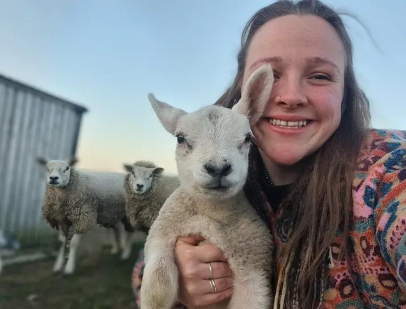 Doi tineri au decis să renunțe la joburi, curent electric și WiFi și trăiesc cu 1.500 de lei pe lună 1000012