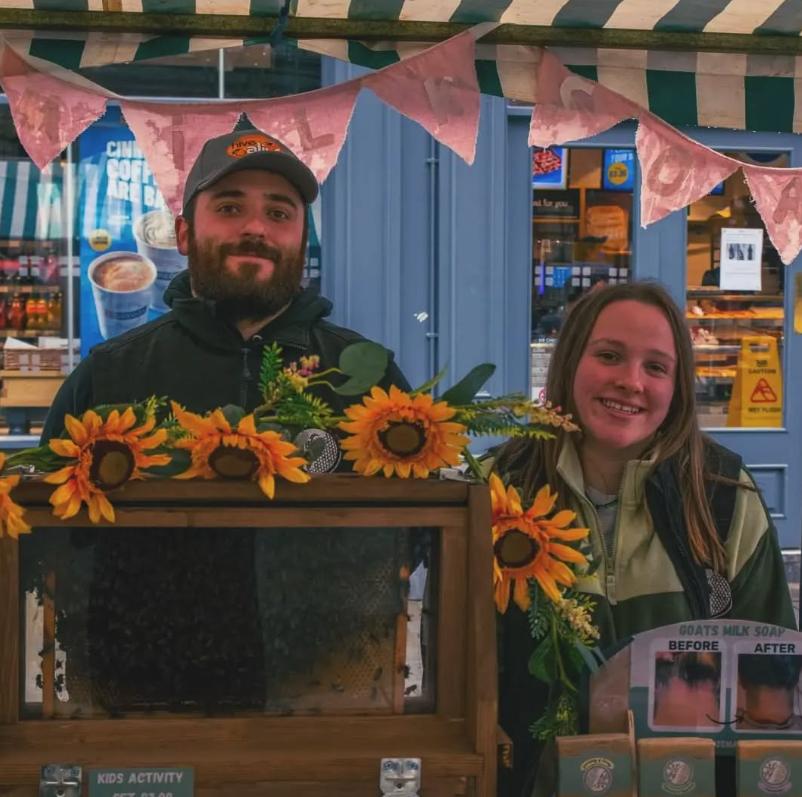 Doi tineri au decis să renunțe la joburi, curent electric și WiFi și trăiesc cu 1.500 de lei pe lună 1000013