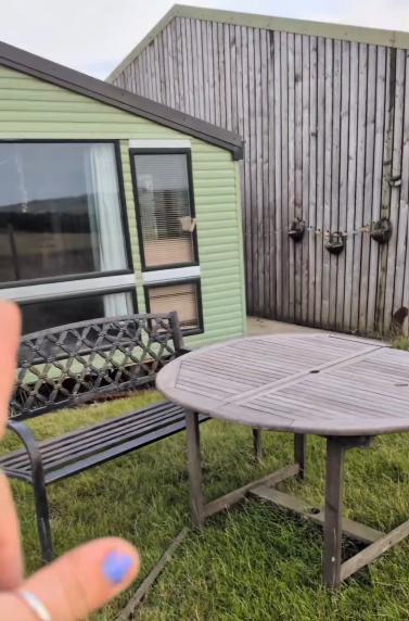 Doi tineri au decis să renunțe la joburi, curent electric și WiFi și trăiesc cu 1.500 de lei pe lună 1000014