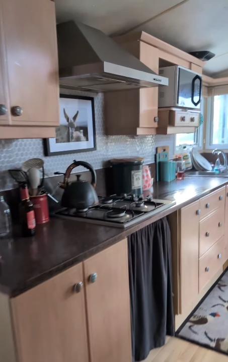 Doi tineri au decis să renunțe la joburi, curent electric și WiFi și trăiesc cu 1.500 de lei pe lună 1000015