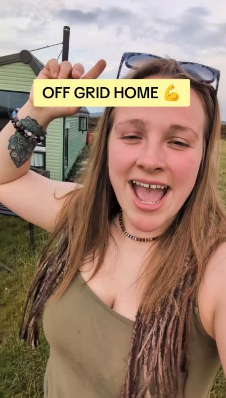 Doi tineri au decis să renunțe la joburi, curent electric și WiFi și trăiesc cu 1.500 de lei pe lună 1000017