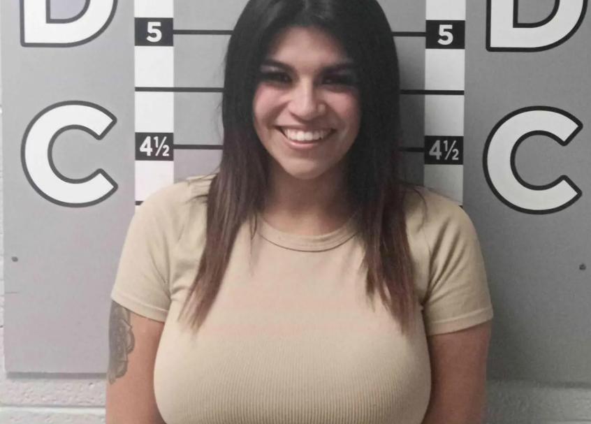 După ce s-a răzbunat pe fostul iubit, o femeie zâmbește larg în fotografia de dosar, în timpul arestării. Ce a făcut 999896