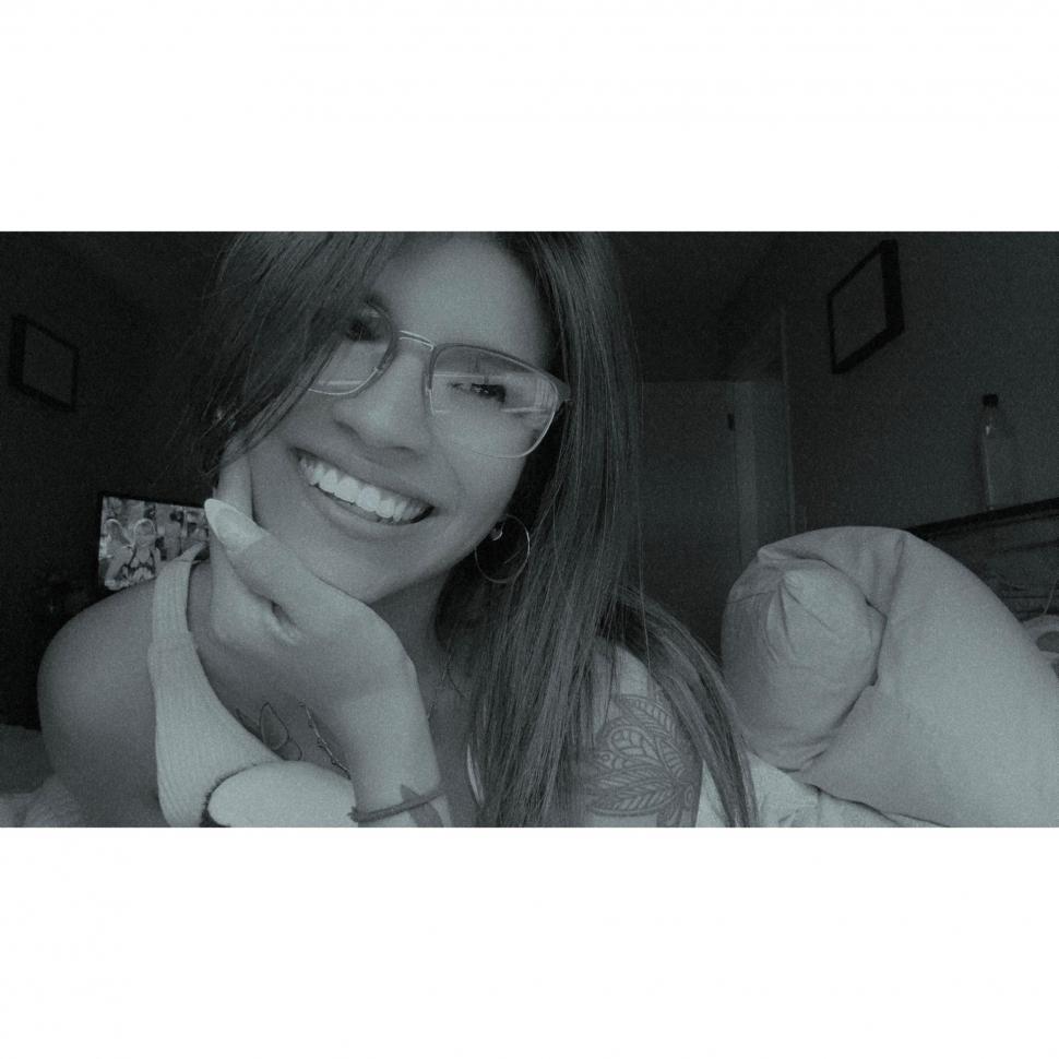 După ce s-a răzbunat pe fostul iubit, o femeie zâmbește larg în fotografia de dosar, în timpul arestării. Ce a făcut 999897