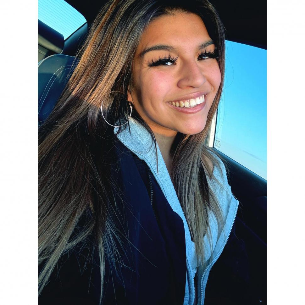 După ce s-a răzbunat pe fostul iubit, o femeie zâmbește larg în fotografia de dosar, în timpul arestării. Ce a făcut 999898