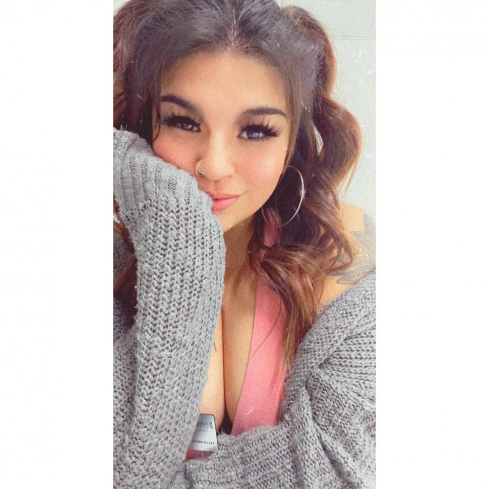 După ce s-a răzbunat pe fostul iubit, o femeie zâmbește larg în fotografia de dosar, în timpul arestării. Ce a făcut 999902