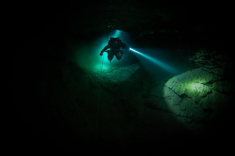 Lumea secretă de sub străzile din Budapesta. Orașul este străbătut de un sistem de peșteri subacvatice calde ce pot fi vizitate 999975