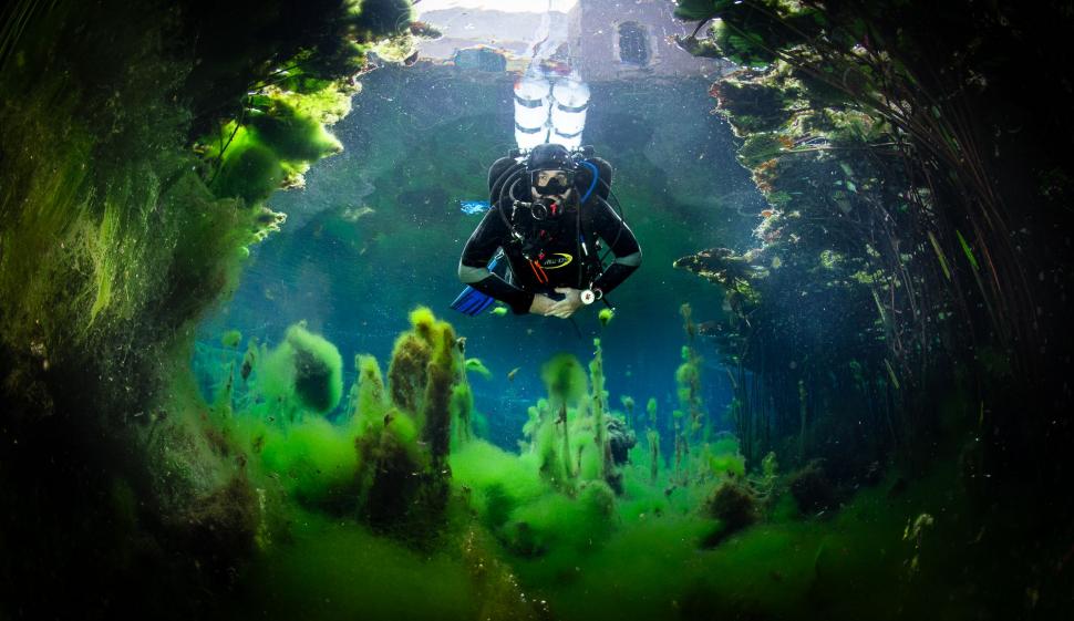 Lumea secretă de sub străzile din Budapesta. Orașul este străbătut de un sistem de peșteri subacvatice calde ce pot fi vizitate 999977