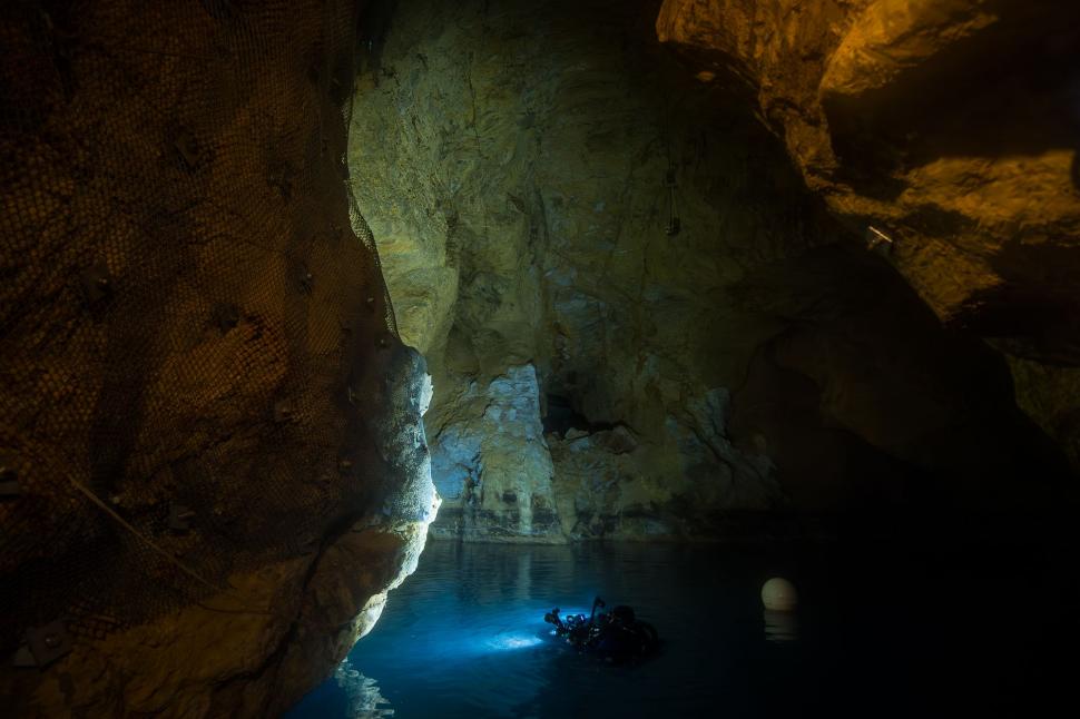 Lumea secretă de sub străzile din Budapesta. Orașul este străbătut de un sistem de peșteri subacvatice calde ce pot fi vizitate 999978