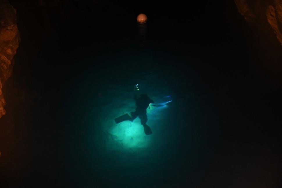 Lumea secretă de sub străzile din Budapesta. Orașul este străbătut de un sistem de peșteri subacvatice calde ce pot fi vizitate 999980