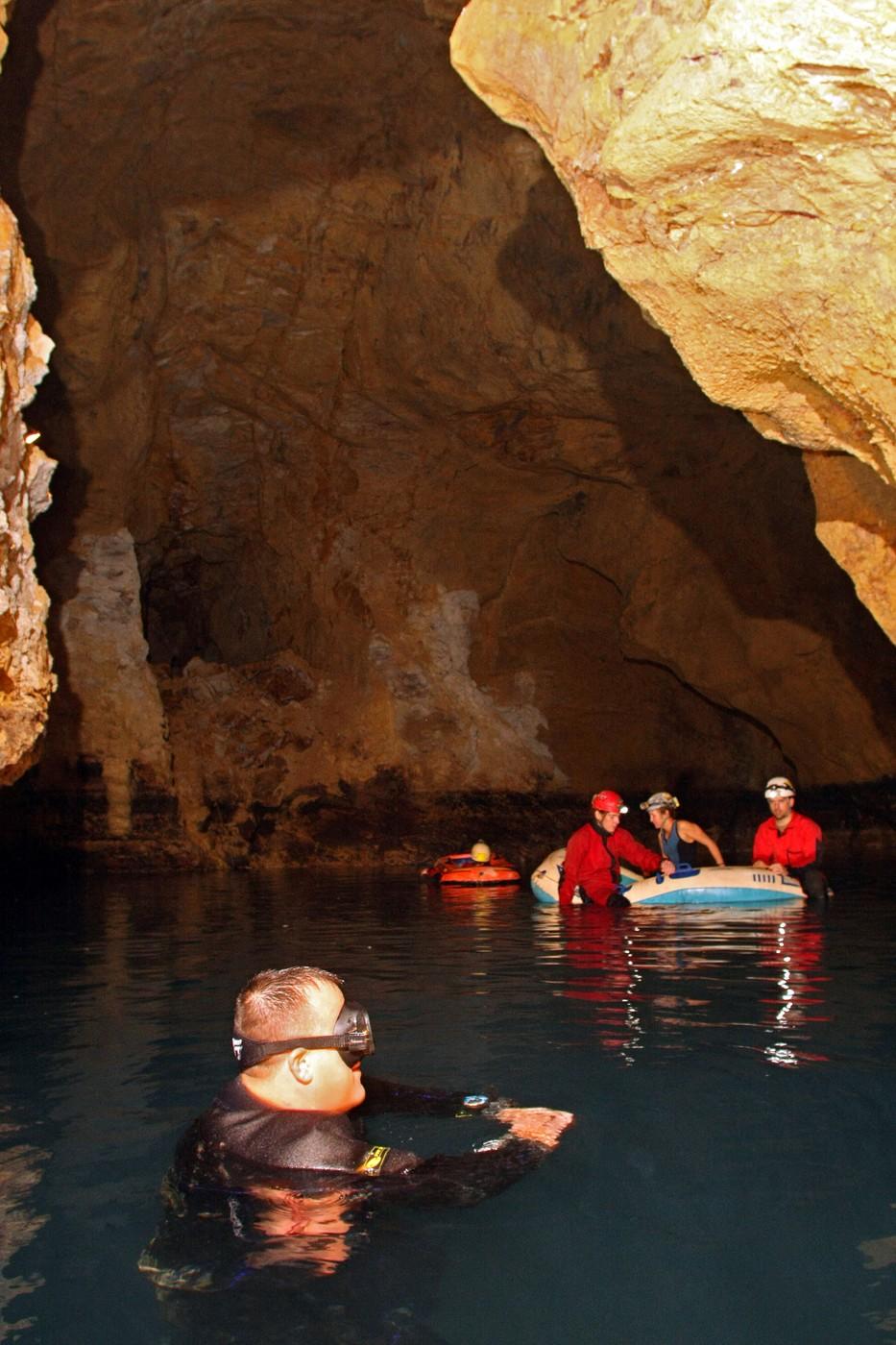 Lumea secretă de sub străzile din Budapesta. Orașul este străbătut de un sistem de peșteri subacvatice calde ce pot fi vizitate 999981