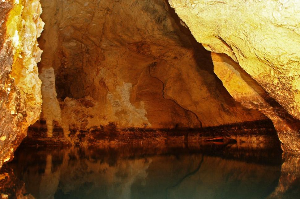 Lumea secretă de sub străzile din Budapesta. Orașul este străbătut de un sistem de peșteri subacvatice calde ce pot fi vizitate 999982