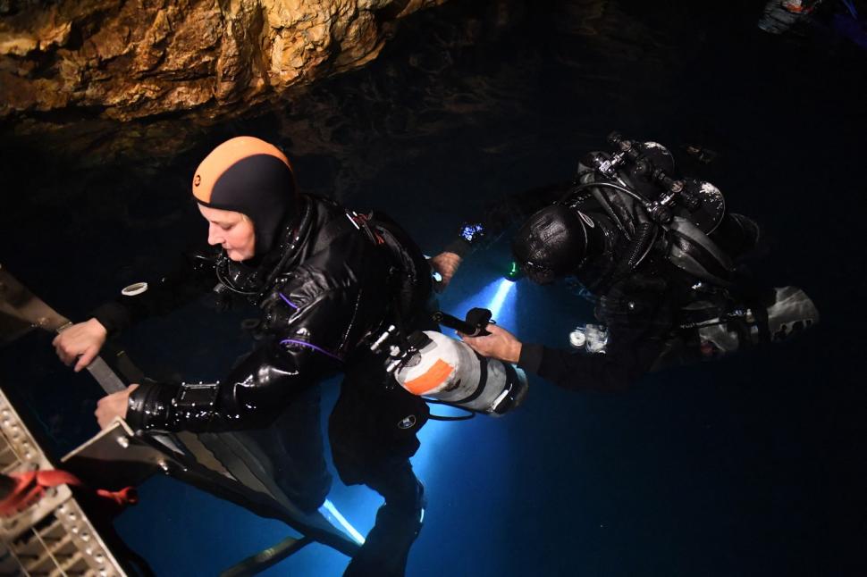 Lumea secretă de sub străzile din Budapesta. Orașul este străbătut de un sistem de peșteri subacvatice calde ce pot fi vizitate 999984