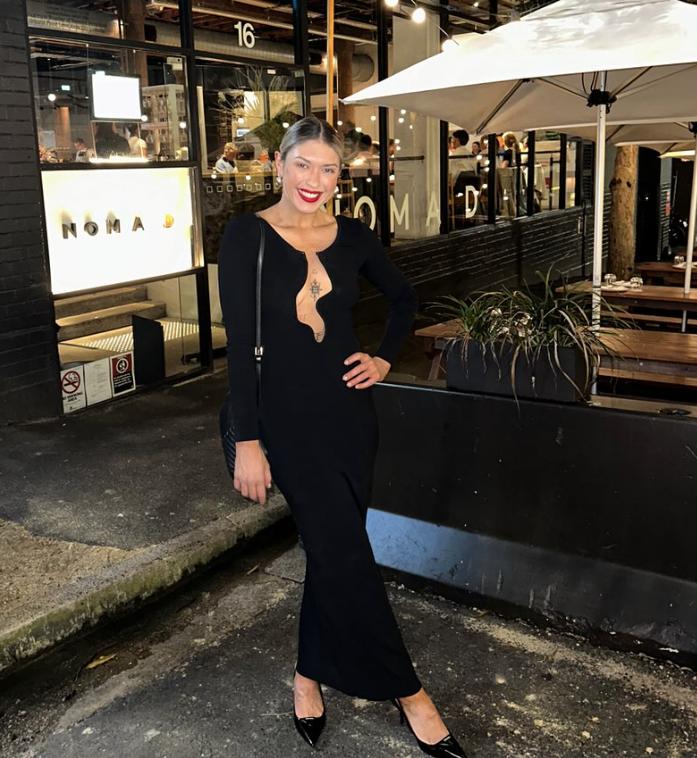 O vedetă de pe internet a povestit că a fost aproape de moarte din cauza unui accesoriu de la rochie și a postat imagini șocante  999877