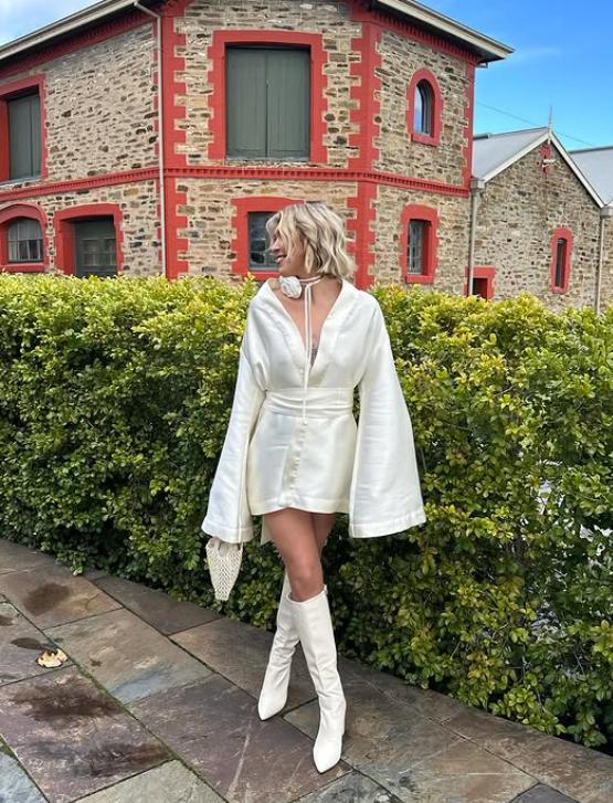 O vedetă de pe internet a povestit că a fost aproape de moarte din cauza unui accesoriu de la rochie și a postat imagini șocante  999878