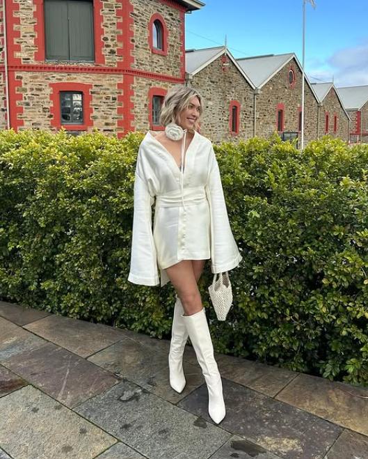 O vedetă de pe internet a povestit că a fost aproape de moarte din cauza unui accesoriu de la rochie și a postat imagini șocante  999879