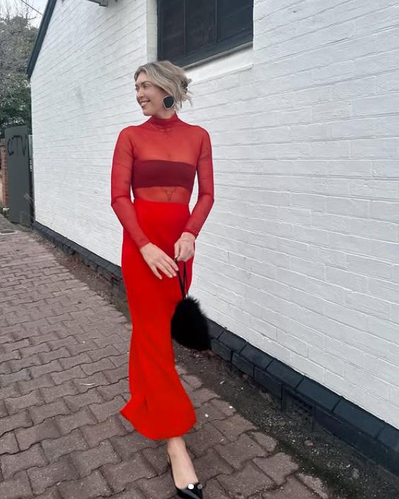 O vedetă de pe internet a povestit că a fost aproape de moarte din cauza unui accesoriu de la rochie și a postat imagini șocante  999880