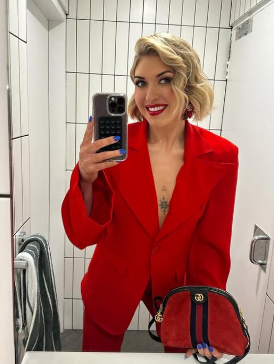 O vedetă de pe internet a povestit că a fost aproape de moarte din cauza unui accesoriu de la rochie și a postat imagini șocante  999881