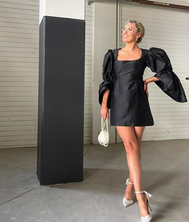 O vedetă de pe internet a povestit că a fost aproape de moarte din cauza unui accesoriu de la rochie și a postat imagini șocante  999882