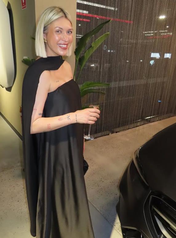 O vedetă de pe internet a povestit că a fost aproape de moarte din cauza unui accesoriu de la rochie și a postat imagini șocante  999884