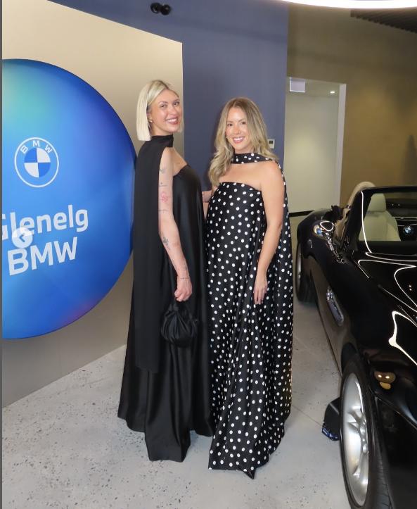 O vedetă de pe internet a povestit că a fost aproape de moarte din cauza unui accesoriu de la rochie și a postat imagini șocante  999885