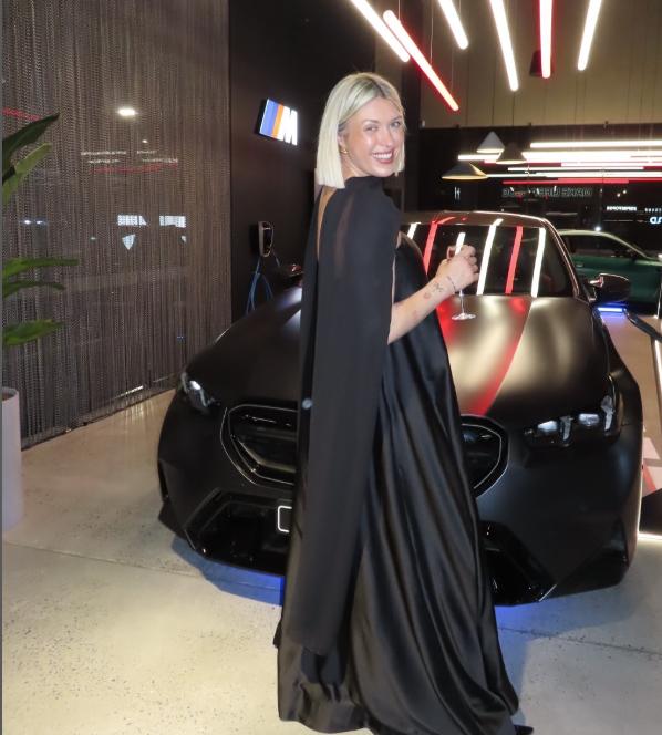 O vedetă de pe internet a povestit că a fost aproape de moarte din cauza unui accesoriu de la rochie și a postat imagini șocante  999886