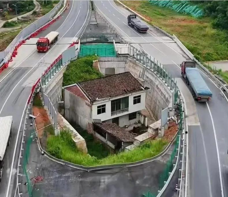 Bărbatul care s-a trezit cu casa în mijlocul autostrăzii n-a mai suportat zgomotul și s-a mutat. Refuzase banii pentru răscumpărare 1000207