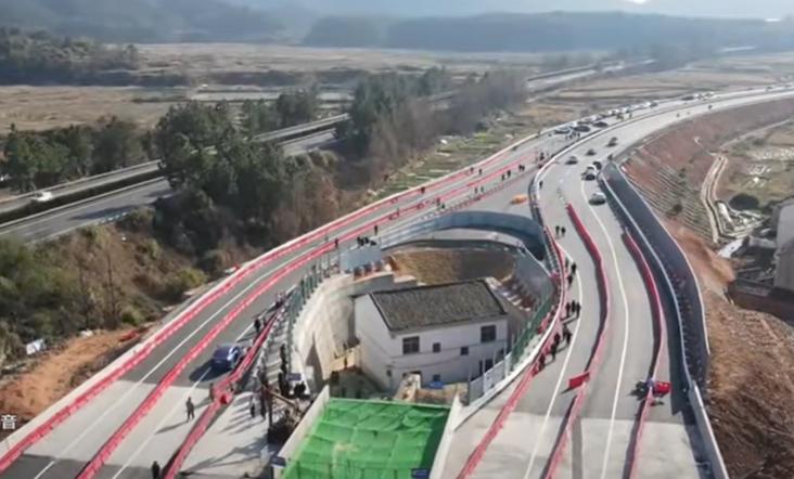 Bărbatul care s-a trezit cu casa în mijlocul autostrăzii n-a mai suportat zgomotul și s-a mutat. Refuzase banii pentru răscumpărare 1000209