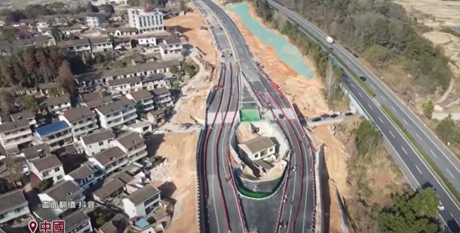 Bărbatul care s-a trezit cu casa în mijlocul autostrăzii n-a mai suportat zgomotul și s-a mutat. Refuzase banii pentru răscumpărare 1000210