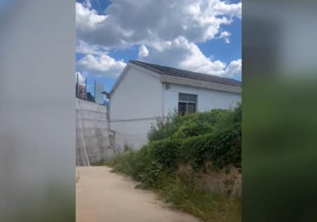 Bărbatul care s-a trezit cu casa în mijlocul autostrăzii n-a mai suportat zgomotul și s-a mutat. Refuzase banii pentru răscumpărare 1000211