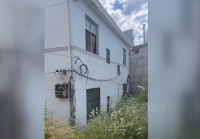 Bărbatul care s-a trezit cu casa în mijlocul autostrăzii n-a mai suportat zgomotul și s-a mutat. Refuzase banii pentru răscumpărare 1000212