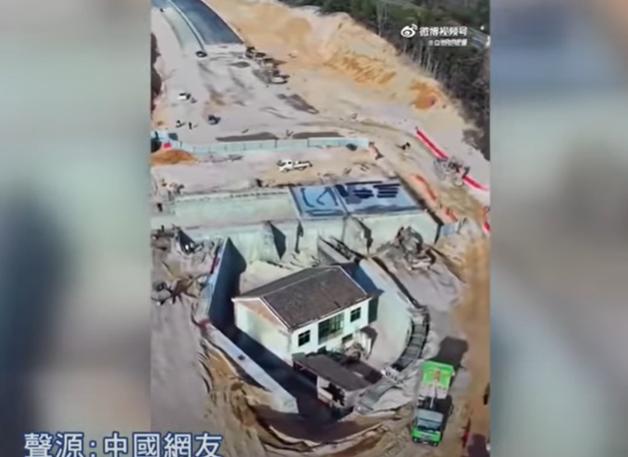 Bărbatul care s-a trezit cu casa în mijlocul autostrăzii n-a mai suportat zgomotul și s-a mutat. Refuzase banii pentru răscumpărare 1000213