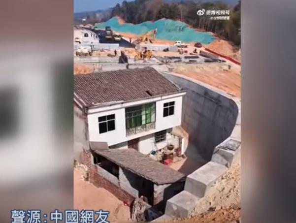 Bărbatul care s-a trezit cu casa în mijlocul autostrăzii n-a mai suportat zgomotul și s-a mutat. Refuzase banii pentru răscumpărare 1000214