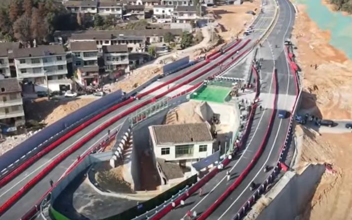 Bărbatul care s-a trezit cu casa în mijlocul autostrăzii n-a mai suportat zgomotul și s-a mutat. Refuzase banii pentru răscumpărare 1000215