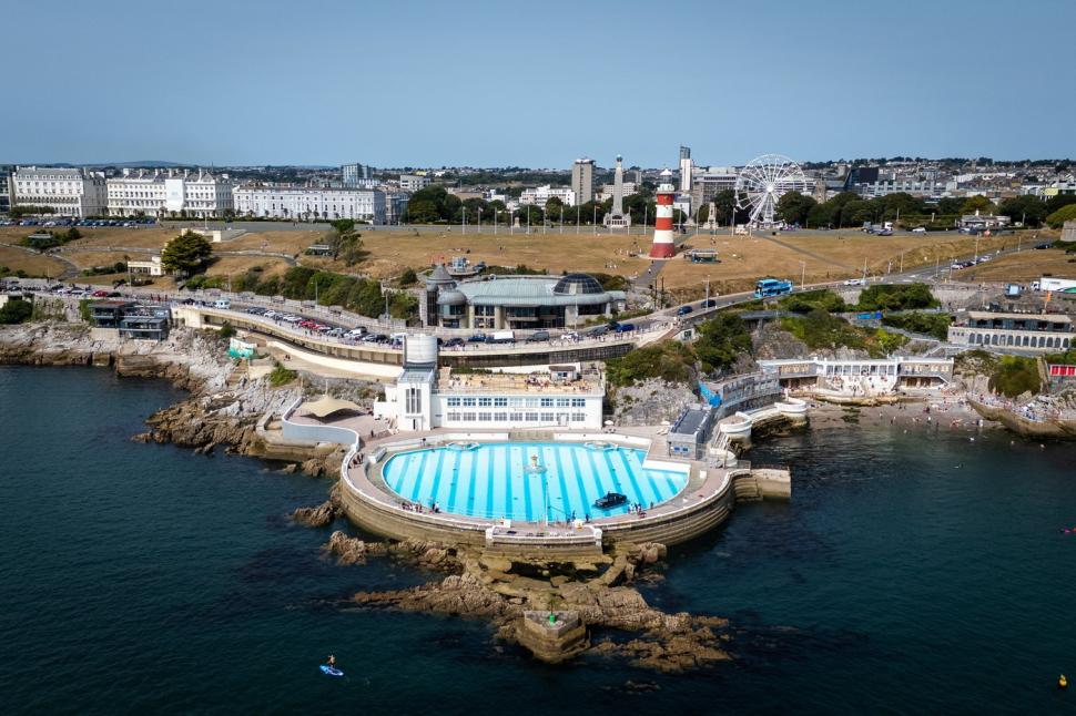 Imagini virale cu un Rolls-Royce Phantom plutind într-o piscină. Pe rețelele sociale au apărut numeroase speculații 1000158