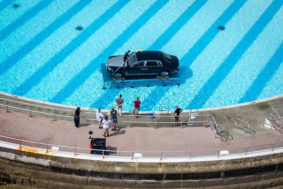 Imagini virale cu un Rolls-Royce Phantom plutind într-o piscină. Pe rețelele sociale au apărut numeroase speculații 1000159