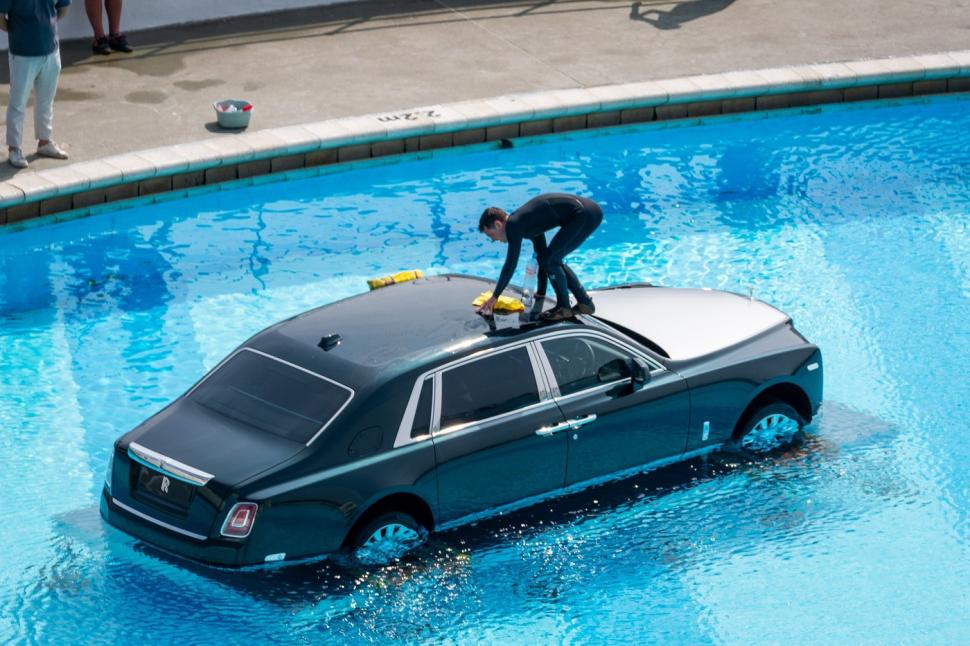Imagini virale cu un Rolls-Royce Phantom plutind într-o piscină. Pe rețelele sociale au apărut numeroase speculații 1000161