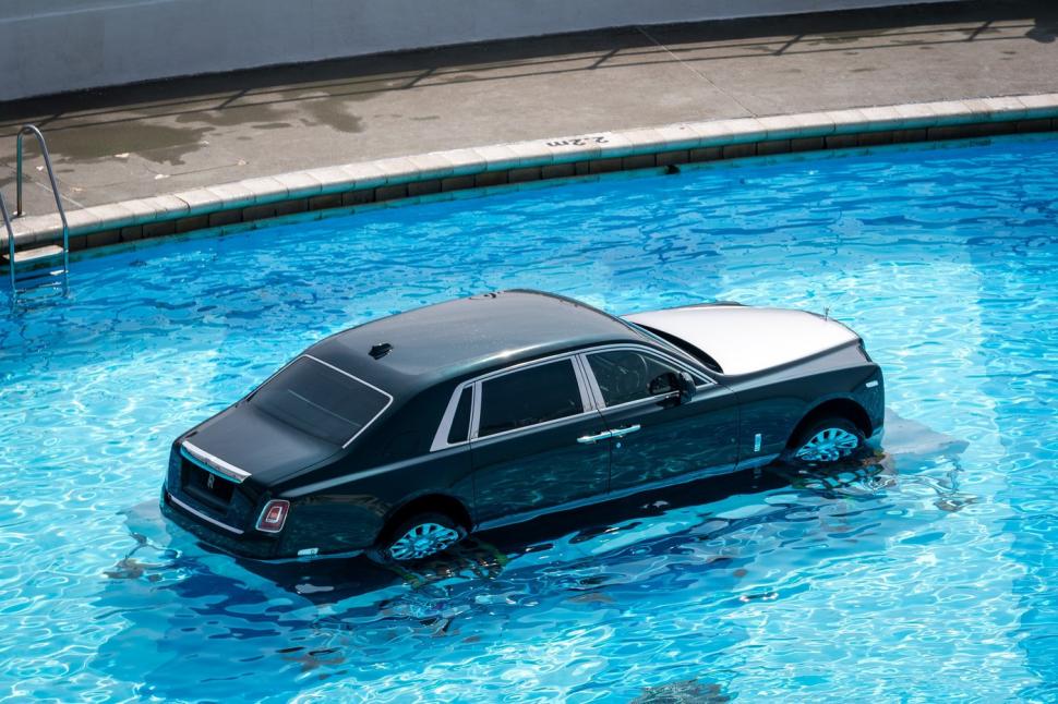 Imagini virale cu un Rolls-Royce Phantom plutind într-o piscină. Pe rețelele sociale au apărut numeroase speculații 1000162