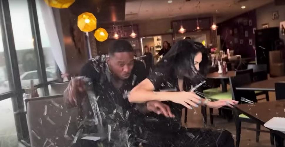 O vedetă OnlyFans şi iubitul ei au fost loviți de un SUV în timp ce luau masa într-un restaurant din Texas. Momentul a fost filmat 1000342