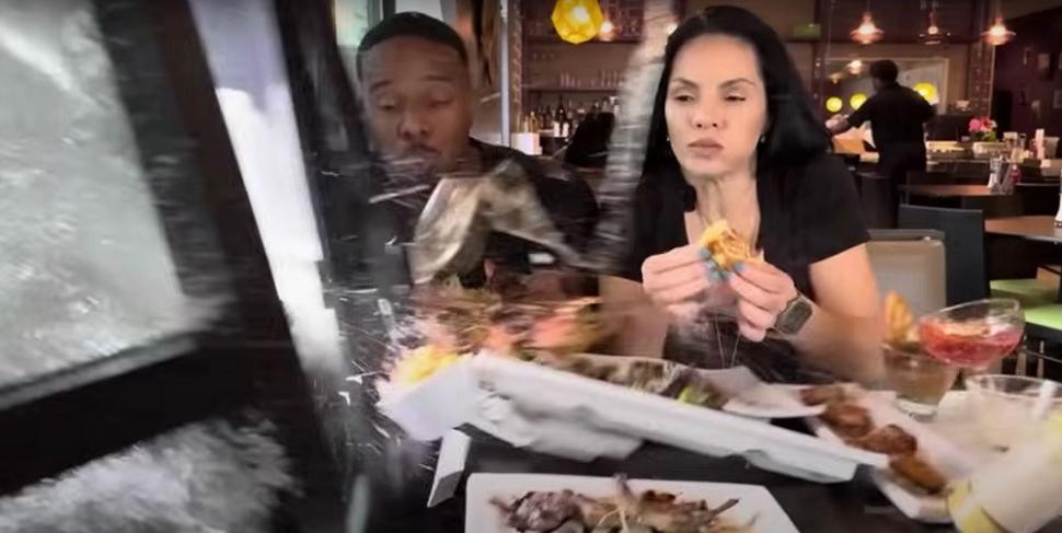 O vedetă OnlyFans şi iubitul ei au fost loviți de un SUV în timp ce luau masa într-un restaurant din Texas. Momentul a fost filmat 1000344