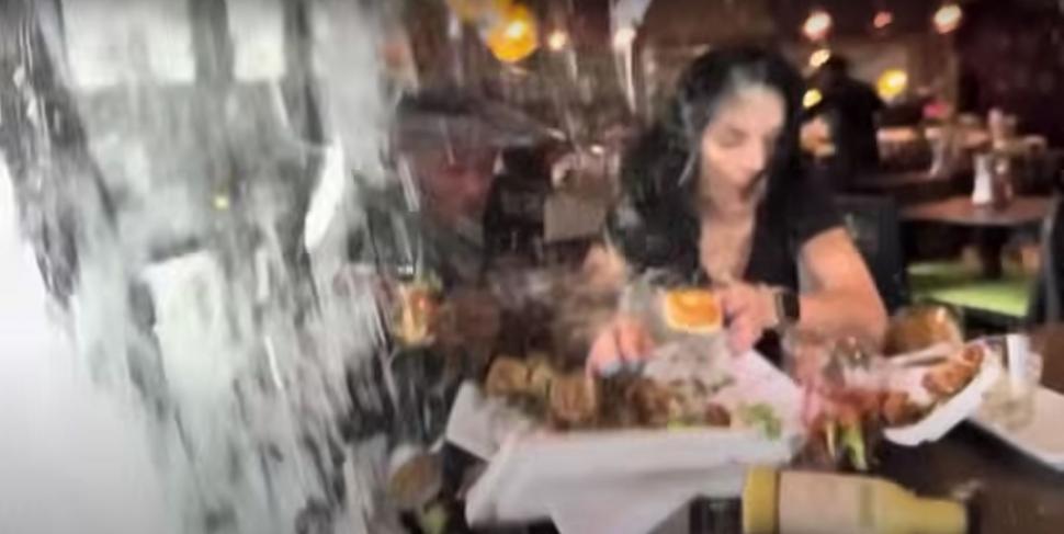 O vedetă OnlyFans şi iubitul ei au fost loviți de un SUV în timp ce luau masa într-un restaurant din Texas. Momentul a fost filmat 1000350